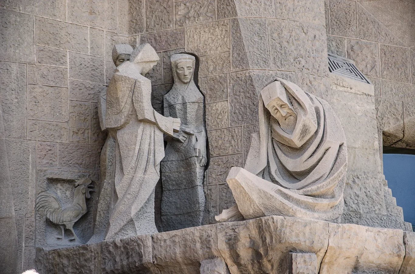 Discovering the Sagrada Familia: Fasades and Chambers