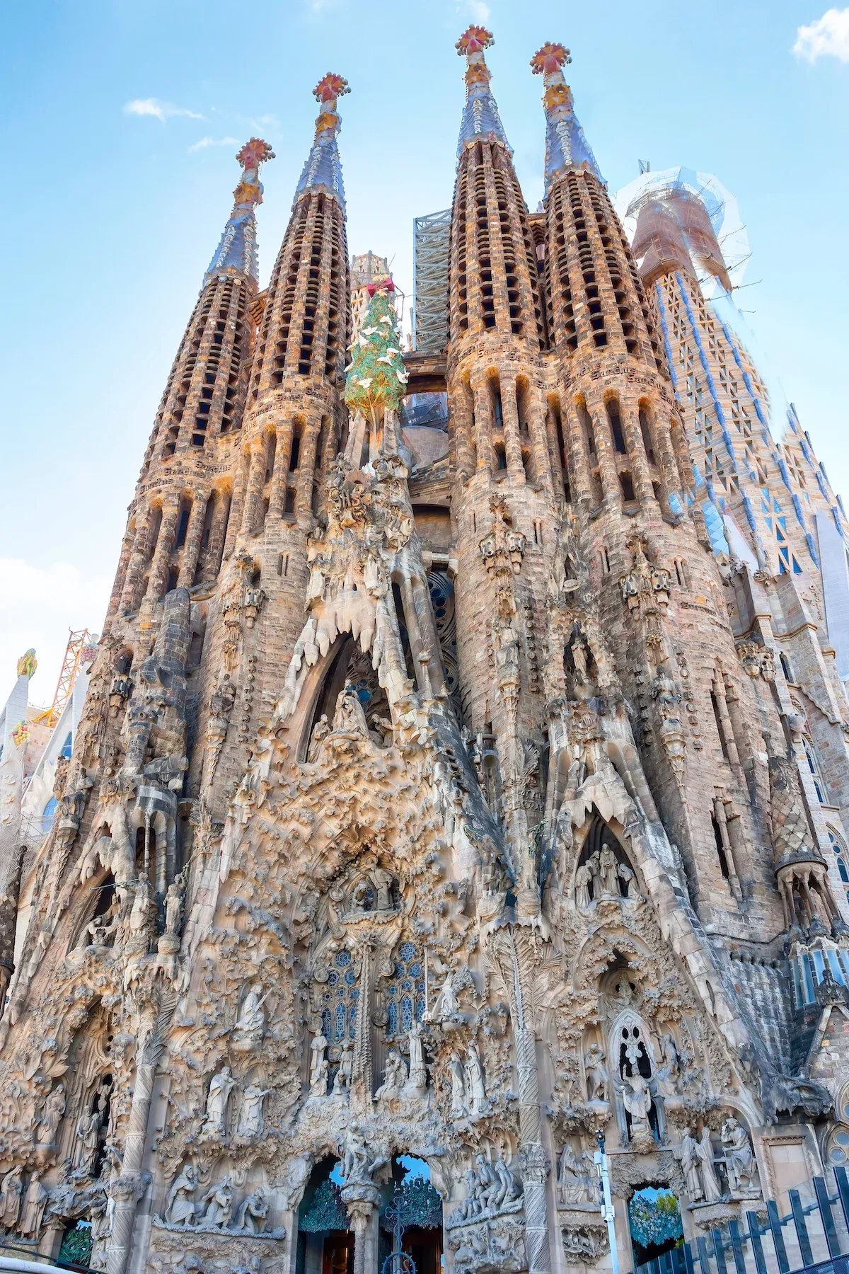 Discovering the Sagrada Familia: Fasades and Chambers