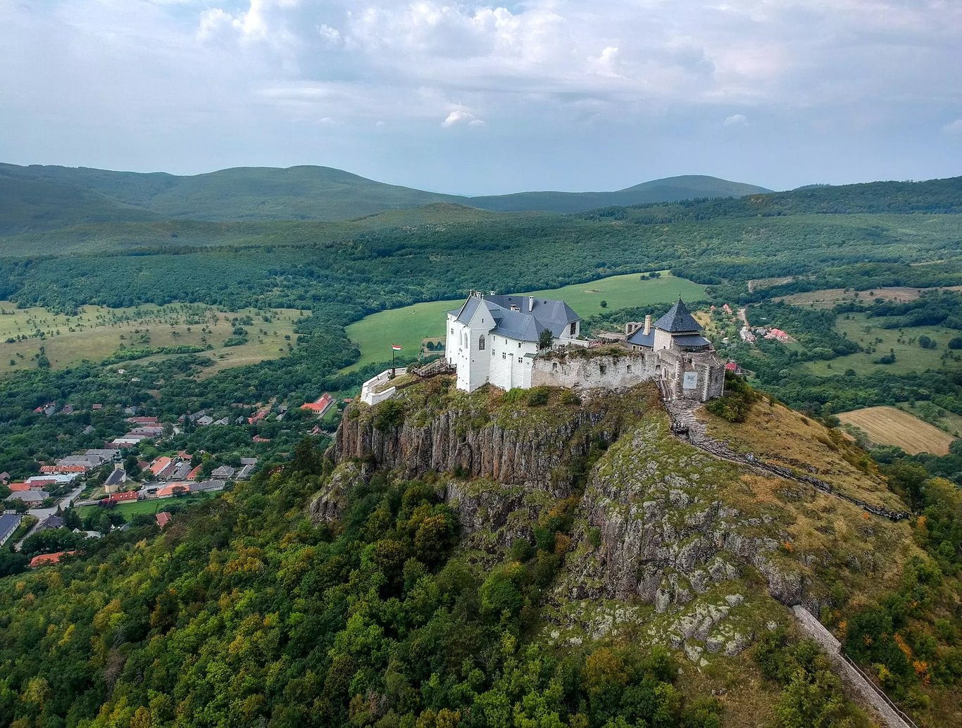 Panoráma a Füzéri várról - légfelvétel